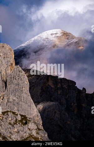 Pareti rocciose e vetta della Tofana di Rozes, circondate dalle nuvole dopo una pioggia d'autunno. Cortina d Ampezzo Veneto Italia FB 2023 3032 Foto Stock