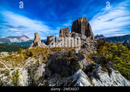 La formazione rocciosa cinque Torri in autunno, vista dalle fortificazioni della prima guerra mondiale. Cortina d Ampezzo Veneto Italia FB 2023 3076 Foto Stock