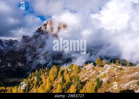 Pareti rocciose e vetta della Tofana di Rozes in autunno, parzialmente ricoperte di nuvole, vista dalla formazione rocciosa cinque Torri. Cortina d Ampezz Foto Stock