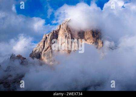Pareti rocciose e vetta della Tofana di Rozes in autunno, parzialmente ricoperte di nuvole, vista dalla formazione rocciosa cinque Torri. Cortina d Ampezz Foto Stock