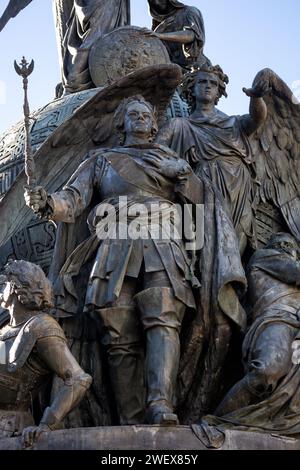 Monumento Millennium of Russia, eretto nel 1862 sul territorio del Cremlino di Veliky Novgorod. Un frammento raffigurante l'imperatore Pietro il grande e un ang Foto Stock