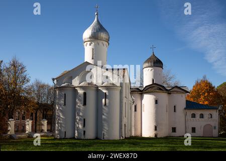 Antiche chiese di Procopio il grande Martire e le donne portatrici di Mirra nel cortile di Jaroslav. Veliky Novgorod, Russia Foto Stock