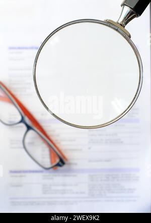 Documenti aziendali, occhiali da vista e lente di ingrandimento con spazio gratuito per le copie.contatto di lavoro, documenti cartacei, concetto di riunione. Modello o modello con copia e log gratuiti Foto Stock