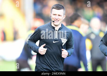 L'arbitro ed Duckworth (arbitro della partita) si scalda durante la partita di Sky Bet League 1 tra Cambridge United e Burton Albion al Cledara Abbey Stadium di Cambridge sabato 27 gennaio 2024. (Foto: Kevin Hodgson | mi News) crediti: MI News & Sport /Alamy Live News Foto Stock