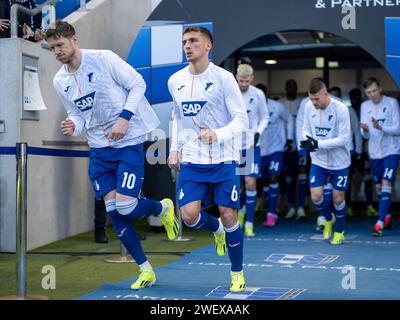 Wout Weghorst (TSG 1899 Hoffenheim, n. 10), Grischa Proemel (TSG 1899 Hoffenheim, n. 06), Andrej Kramaric (TSG 1899 Hoffenheim, n. 27), GER, TSG 1899 Hoffenheim vs. 1. FC Heidenheim, Fussball, Bundesliga, 19. Spieltag, Spielzeit 2023/2024, 27.01.2024, DFB/DFL Regulations proibiscono qualsiasi uso di fotografie come sequenze di immagini e/o quasi-video., foto: Eibner-Pressefoto/Sascha Walther Foto Stock