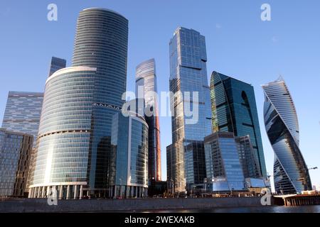 Centro affari Internazionale della città di Mosca, densi grattacieli in piedi, vista del giorno sull'argine del fiume Moskva Foto Stock