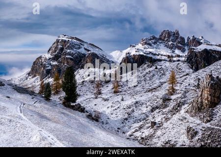 Pareti rocciose e cime delle montagne piccolo Lagazuoi a sinistra e grande Lagazuoi a destra in inverno, viste dalla formazione rocciosa cinque Torri. Cortina Foto Stock
