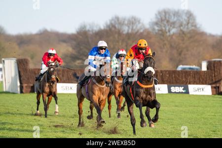 Doncaster Racecourse, Doncaster, Regno Unito, sabato 27 gennaio 2024; Kerryhill e il fantino Brian Hughes vincono l'Albert Bartlett River Don Novices hurdle (grado 2) per l'allenatore Ruth Jefferson e i proprietari della They Are Never at Home Partnership. Credito immagini equine JTW / Alamy Live News Foto Stock