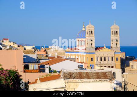 Ermoupoli, GR - 7 agosto 2023: Paesaggio urbano di Ermoupoli e Chiesa di Agios Nikolaos Foto Stock