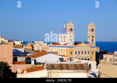 Ermoupoli, GR - 7 agosto 2023: Paesaggio urbano di Ermoupoli e Chiesa di Agios Nikolaos Foto Stock