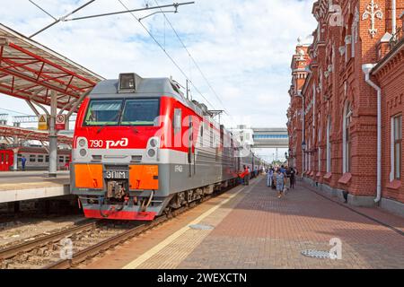 Kazan, Russia - 10 luglio 2018: Treno da Mosca alla stazione ferroviaria di Kazan Passajirskij. Foto Stock