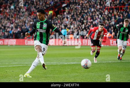 Joao Pedro di Brighton e Hove Albion segnano il secondo gol della loro squadra dal punto di rigore durante la partita del quarto turno della Emirates fa Cup a Bramall Lane, Sheffield. Data immagine: Sabato 27 gennaio 2024. Foto Stock