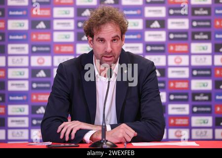 Milano, Italia. 27 gennaio 2024. Italia, Milano, gennaio 26 2024: Roger Grimau (capo allenatore del Barcellona) conferenza stampa post-partita al termine della partita di basket EA7 Emporio Armani Milan vs FC Barcelona, EuroLeague 2023-24 round 23 (foto di Fabrizio Andrea Bertani/Pacific Press) credito: Pacific Press Media Production Corp./Alamy Live News Foto Stock