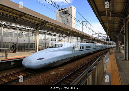 Il treno SHINKANSEN si avvicinò alla piattaforma per trasportare passeggeri alla stazione DI HAKATA. Foto Stock