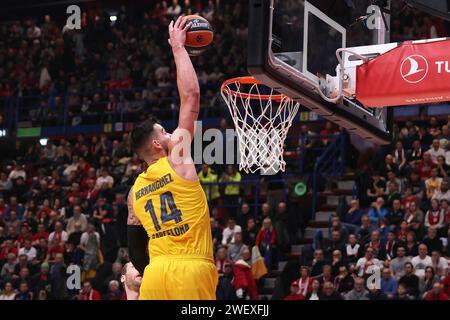 Milano, Italia. 26 gennaio 2024. Italia, Milano, jan 26 2024: Willy Hernangomez (Barcellona) vola in alto e sfreccia nel secondo trimestre durante la partita di basket EA7 Emporio Armani Milan vs FC Barcelona, EuroLeague 2023-24 round 23 (foto di Fabrizio Andrea Bertani/Pacific Press) credito: Pacific Press Media Production Corp./Alamy Live News Foto Stock