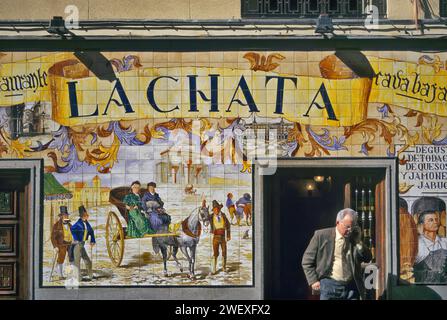 Facciata piastrellata Azulejo, uomo che parla al cellulare, ristorante la Chata, Cava Baja, Madrid, Spagna Foto Stock