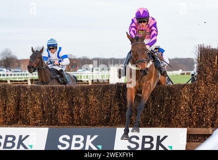 Doncaster Racecourse, Doncaster, Regno Unito, sabato 27 gennaio 2024; Annual Invictus e il fantino Freddie Gordon vincono il rinnovo 2024 della SBK Great Yorkshire handicap Chase per l'allenatore Chris Gordon e il proprietario Mr Thomas Michael Smith. Credito immagini equine JTW / Alamy Live News Foto Stock