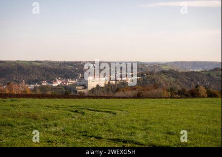 Willibaldsburg in Eichstätt 1355 wurde die Burganlage auf dem Willibaldsberg von den Bischöfen von Eichstätt gegründet. Den Umbau zur repräsentativen Residenz unter Fürstbischof Johann Conrad von Gemmingen reg. 1595-1612 vollzog der Augsburger Baumeister Elias Holl. Mitte des 18. Jahrhunderts wurde die bischöfliche Hofhaltung in Die neue Stadtresidenz verlegt. IM 19. Jahrhundert wurde die Willibaldsburg teilweise eingeebnet. Heute beherrscht der Gemmingenbau das Erscheinungsbild. Die mächtige Zweiturmfassade hatte ursprünglich drei Stockwerke und Zwiebelhauben auf den Türmen. Eichstätt Bayern Foto Stock