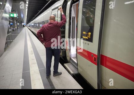 Berlino, Germania. 27 gennaio 2024. Un addetto del treno fornisce il segnale di partenza alla stazione principale. La union GDL dei macchinisti sta finendo il suo sciopero alla Deutsche Bahn di prima mattina il lunedì mattina alle 2,00 invece che il lunedì sera (29.01.2024). Nel trasporto merci, lo sciopero terminerà domenica sera alle 6,00. Crediti: Joerg Carstensen/dpa/Alamy Live News Foto Stock