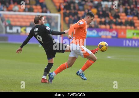 Blackpool, Inghilterra. 27 gennaio 2024. Alfie May del Charlton Athletic sfida Albie Morgan del Blackpool FC durante il match di Sky Bet EFL League One tra Blackpool FC e Charlton Athletic. Kyle Andrews/Alamy Live News Foto Stock