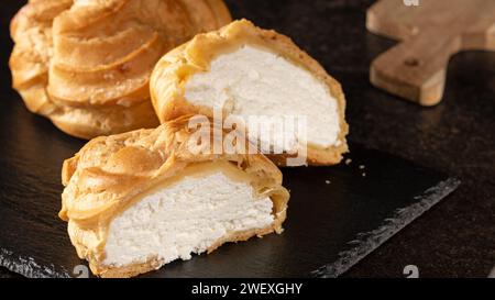 Un'immagine deliziosa che mostra autentiche prelibatezze lettoni - tradizionali panini al formaggio della vecchia riga abbinati a una tazza di tè caldo, a simboleggiare il r Foto Stock