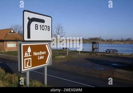 La B1078 e Needham Lake Road segnalano Needham Market Suffolk Foto Stock