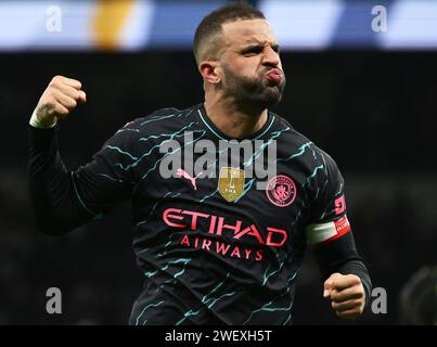 Londra, Regno Unito. 26 gennaio 2024. Kyle Walker del Manchester City festeggia dopo la vittoria. Emirates fa Cup, 4° round, Tottenham Hotspur contro Manchester City presso il Tottenham Hotspur Stadium di Londra venerdì 26 gennaio 2024. Questa immagine può essere utilizzata solo per scopi editoriali. Foto solo editoriale di Sandra Mailer/Andrew Orchard fotografia sportiva/Alamy Live news credito: Andrew Orchard fotografia sportiva/Alamy Live News Foto Stock