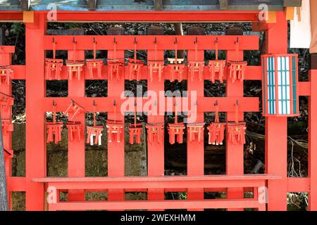 Tavolette di preghiera in legno al santuario Yutoku Inari a SAGA IN GIAPPONE. Pregate per la felicità, il bene, la vita, la salute, la pace, fortuna, amore, famiglia scrivendo la mia parola di preghiera Foto Stock