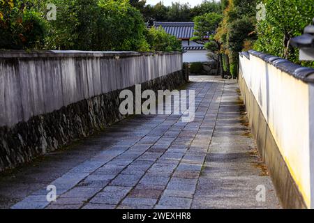 Tranquillo quartiere residenziale nel sobborgo giapponese di Kyoto. Foto Stock