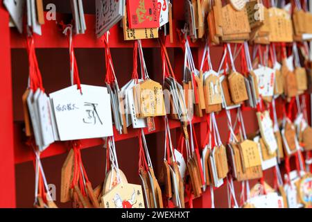 Tavolette di preghiera in legno al santuario Yutoku Inari a SAGA IN GIAPPONE. Pregate per la felicità, il bene, la vita, la salute, la pace, fortuna, amore, famiglia scrivendo la mia parola di preghiera Foto Stock