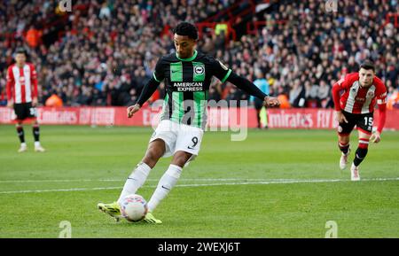 Joao Pedro di Brighton e Hove Albion segnano il secondo gol della loro squadra dal punto di rigore durante la partita del quarto turno della Emirates fa Cup a Bramall Lane, Sheffield. Data immagine: Sabato 27 gennaio 2024. Foto Stock