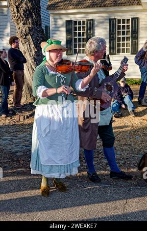 musicisti che suonano, uomo, donna, violino, chitarra, in strada, vestito con abiti coloniali, talento, intrattenimento, Colonial Williamsburg; Virginia; Williamsbur Foto Stock