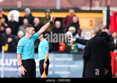 L'arbitro ed Duckworth (arbitro della partita) mostra un cartellino giallo al manager Neil Harris (manager Cambridge United) fuori immagine durante la partita di Sky Bet League 1 tra Cambridge United e Burton Albion al Cledara Abbey Stadium di Cambridge sabato 27 gennaio 2024. (Foto: Kevin Hodgson | mi News) crediti: MI News & Sport /Alamy Live News Foto Stock