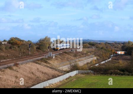 Chiltern Railways classe 165 Turbo Trains 165012 + 165019 passando per Bicester South Junction sulla parte di collegamento Bicester della linea ferroviaria Varsity Foto Stock