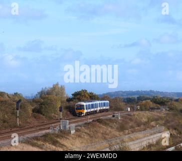 Chiltern Railways classe 165 Turbo Trains 165012 + 165019 passando per Bicester South Junction sulla parte di collegamento Bicester della linea ferroviaria Varsity Foto Stock