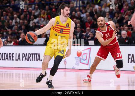 Milano, Italia. 26 gennaio 2024. Italia, Milano, gennaio 26 2024: Dario Brizuela (Barcellona) guida al basket nel secondo trimestre durante la partita di basket EA7 Emporio Armani Milan vs FC Barcelona, EuroLeague 2023-24 round 23 (Credit Image: © Fabrizio Andrea Bertani/Pacific Press via ZUMA Press Wire) SOLO PER USO EDITORIALE! Non per USO commerciale! Foto Stock