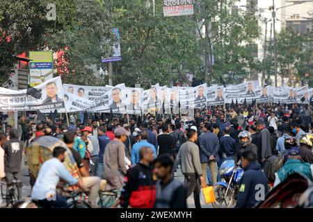 Dhaka, Bangladesh. 27 gennaio 2024. I sostenitori del principale partito nazionalista del Bangladesh (BNP) gridano slogan mentre sventolano bandiere nere durante una protesta a Dacca, Bangladesh, il 27 gennaio 2024. Migliaia di attivisti del BNP e leader del partito si sono Uniti a una manifestazione di massa con bandiere nere per chiedere il rilascio di tutti i loro leader e attivisti, tra cui il presidente del partito Khaleda Zia, il ritiro dei casi e lo scioglimento del parlamento e per protestare contro l'impennata dei prezzi delle materie prime. Foto di Habibur Rahman/ABACAPRESS.COM Credit: Abaca Press/Alamy Live News Foto Stock