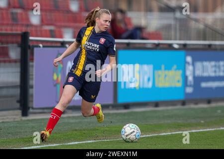 Rotterdam, Niederlande. 27 gennaio 2024. ROTTERDAM, PAESI BASSI - GENNAIO 27: Leonie Vliek del FC Twente corre con la palla durante l'Azerion Vrouwen Eredivisie match tra Feyenoord e FC Twente allo Sportcomplex Varkenoord il 27 gennaio 2024 a Rotterdam, Paesi Bassi (foto di Hans van der Valk/Orange Pictures) credito: dpa/Alamy Live News Foto Stock