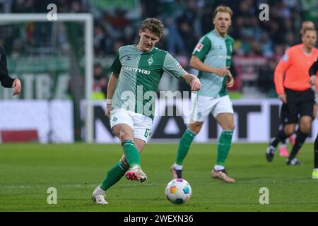 Brema, Deutschland. 27 gennaio 2024. v.li.: Jens Stage (SV Werder Brema, 6) AM Ball, Einzelbild, Ganzkörper, Aktion, ACTION, SPIELSZENE, DIE DFL-RICHTLINIEN UNTERSAGEN JEGLICHE NUTZUNG VON FOTOS ALS SEQUENZBILDER UND/ODER VIDEOA?HNLICHE FOTOSTRECKEN. I REGOLAMENTI DFL VIETANO QUALSIASI USO DI FOTOGRAFIE COME SEQUENZE DI IMMAGINI E/O QUASI-VIDEO., 27.01.2024, BREMA (DEUTSCHLAND), FUSSBALL, BUNDESLIGA, SV Werder Brema - SC Freiburg credito: dpa/Alamy Live News Foto Stock