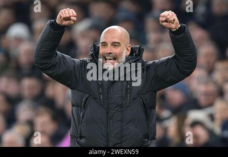 Londra, Regno Unito. 26 gennaio 2024 - Tottenham Hotspur contro Manchester City - fa Cup R4 - Tottenham Hotspur Stadium. Il manager del Manchester City Pep Guardiola celebra il gol della sua squadra in ritardo. Credito immagine: Mark Pain / Alamy Live News Foto Stock