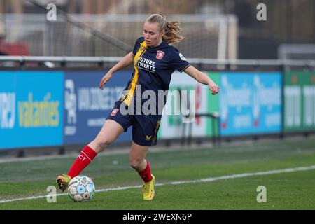 Rotterdam, Niederlande. 27 gennaio 2024. ROTTERDAM, PAESI BASSI - GENNAIO 27: Leonie Vliek del FC Twente in azione durante l'Azerion Vrouwen Eredivisie match tra Feyenoord e FC Twente allo Sportcomplex Varkenoord il 27 gennaio 2024 a Rotterdam, Paesi Bassi (foto di Hans van der Valk/Orange Pictures) credito: dpa/Alamy Live News Foto Stock