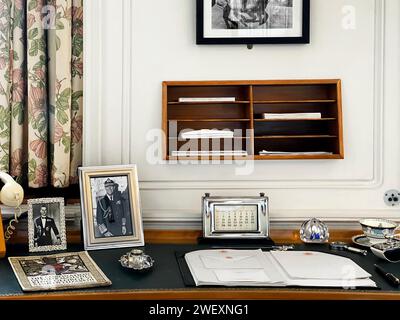 Primo piano della scrivania dell'ufficio della Regina Eliabeth con cornice, foto, calendario, tazza da tè e cancelleria a bordo, Her Majesty's Yacht Britannia Foto Stock