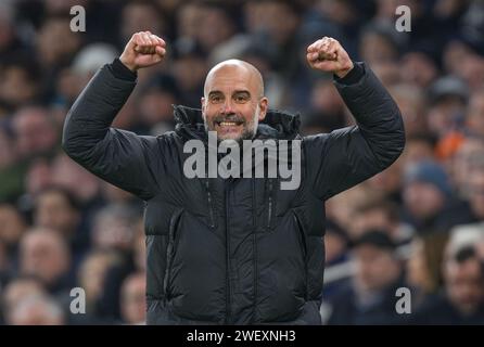 Londra, Regno Unito. 26 gennaio 2024 - Tottenham Hotspur contro Manchester City - fa Cup R4 - Tottenham Hotspur Stadium. Il manager del Manchester City Pep Guardiola celebra il gol della sua squadra in ritardo. Credito immagine: Mark Pain / Alamy Live News Foto Stock