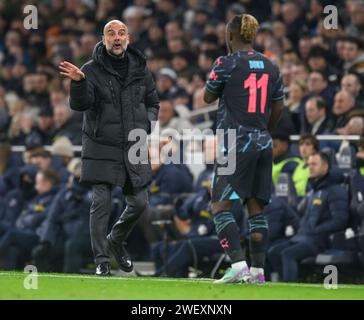 Londra, Regno Unito. 26 gennaio 2024. 26 gen 2024 - Tottenham Hotspur / Manchester City - Premier League - Stadio Tottenham Hotspur. Il manager del Manchester City Pep Guardiola e Jeremy Doku. Credito immagine: Mark Pain/Alamy Live News Foto Stock