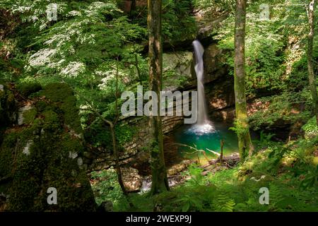 Pittoresca cascata nascosta nel profondo della foresta. Natura straordinaria di Soca Valeey, Slovenia. Foto Stock