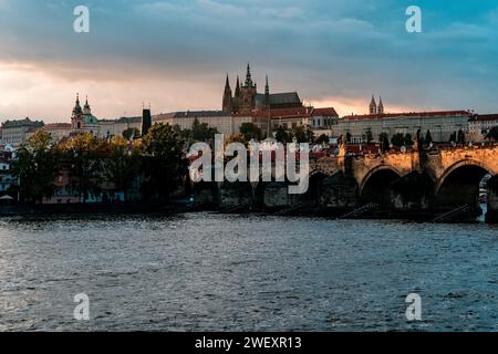 Maestà serale: Lo storico Ponte Carlo e il Castello di Praga illuminati dal caldo bagliore del sole Foto Stock