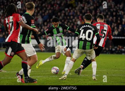 Joao Pedro di Brighton e Hove Albion segnano il quarto gol della loro squadra, completando la tripletta durante la partita del quarto turno della Emirates fa Cup a Bramall Lane, Sheffield. Data immagine: Sabato 27 gennaio 2024. Foto Stock