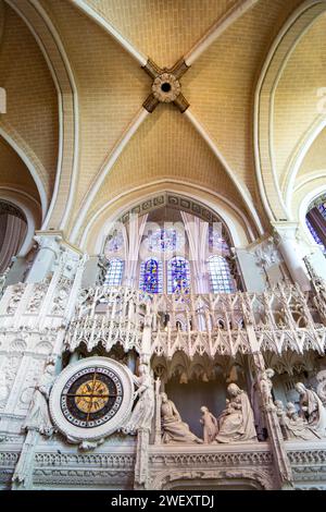 Cattedrale di nostra Signora di Chartres, Francia, scultura murale e orologio del coro, monumento in stile gotico, costruito tra il 1194 e il 1220, uno dei più b Foto Stock