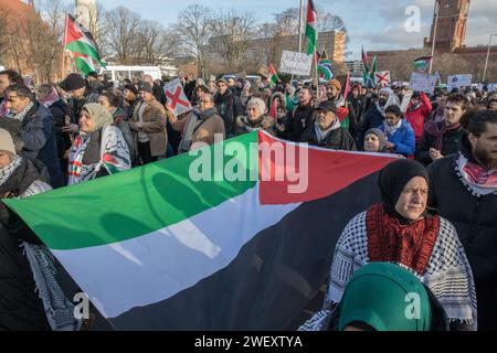 Berlino, Germania. 27 gennaio 2024. Il 27 gennaio 2024, Berlino ha assistito a una convergenza di eventi significativi: L'osservanza della giornata internazionale della memoria dell'Olocausto e proteste parallele da parte di gruppi pro-Israele e pro-Palestina vicino al Neptunbrunnen della città. Questa data, che commemora la liberazione del campo di concentramento di Auschwitz nel 1945, ha assunto una risonanza commovente alla luce della guerra in corso tra Israele e Hamas. Crediti: ZUMA Press, Inc./Alamy Live News Foto Stock