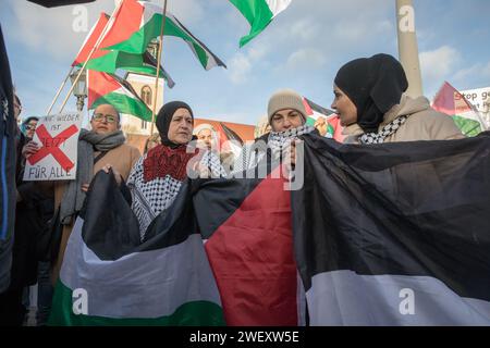 Berlino, Germania. 27 gennaio 2024. Il 27 gennaio 2024, Berlino ha assistito a una convergenza di eventi significativi: L'osservanza della giornata internazionale della memoria dell'Olocausto e proteste parallele da parte di gruppi pro-Israele e pro-Palestina vicino al Neptunbrunnen della città. Questa data, che commemora la liberazione del campo di concentramento di Auschwitz nel 1945, ha assunto una risonanza commovente alla luce della guerra in corso tra Israele e Hamas. Credito: SIPA USA/Alamy Live News Foto Stock